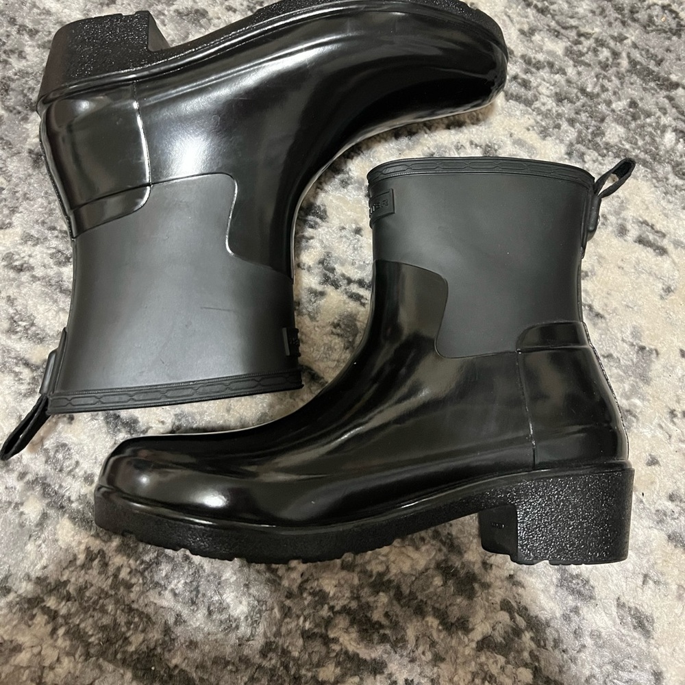 Hunter – Refined Low Heel Biker Rain Boot
BLACK / 8M / 8M